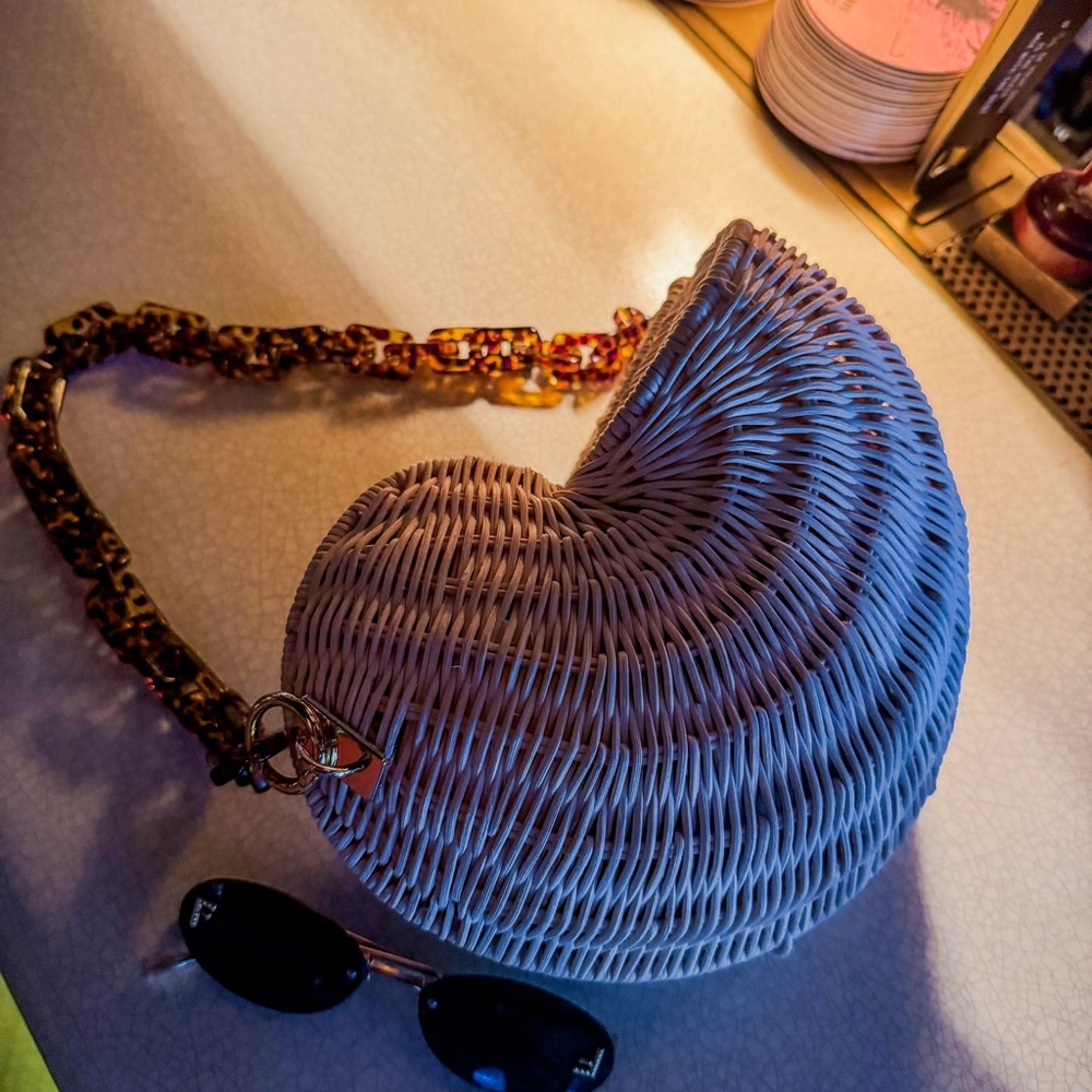 Shell handbag with Tortoise Chain - Picture 11 of 14